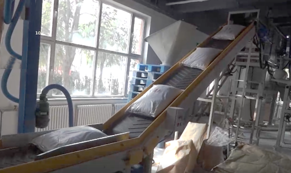 投料過程粉塵外泄，不符合環(huán)保要求怎么辦？